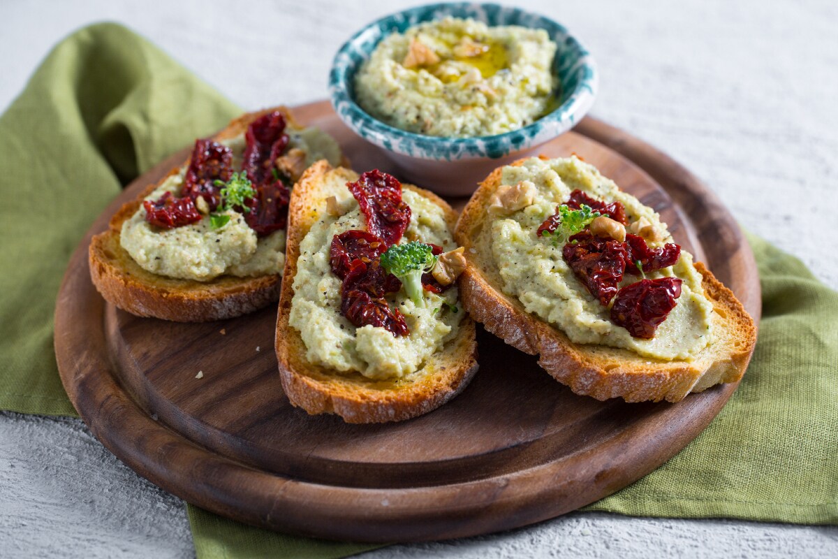 Bruschettas com creme de brócolis