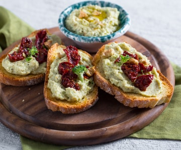 Bruschettas com creme de brócolis