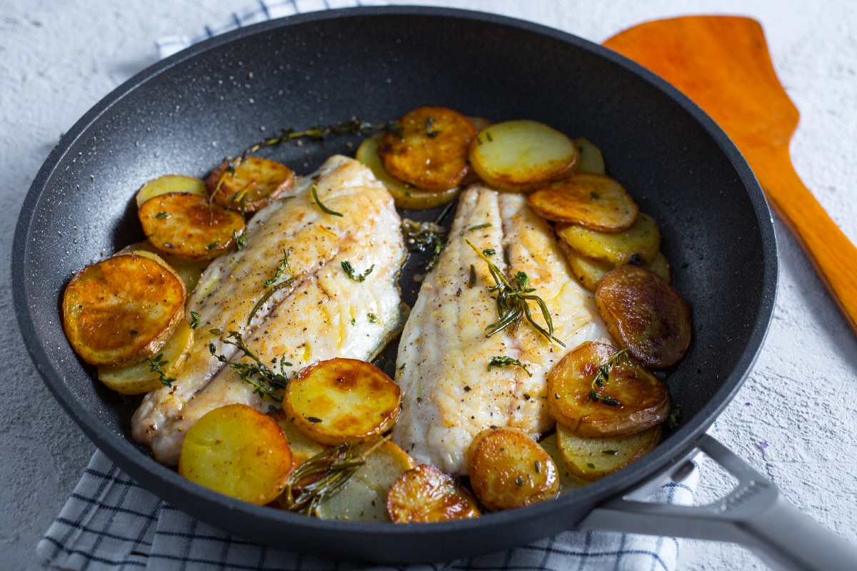 Filés de dourada com batatas na frigideira