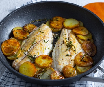 Filés de dourada com batatas na frigideira