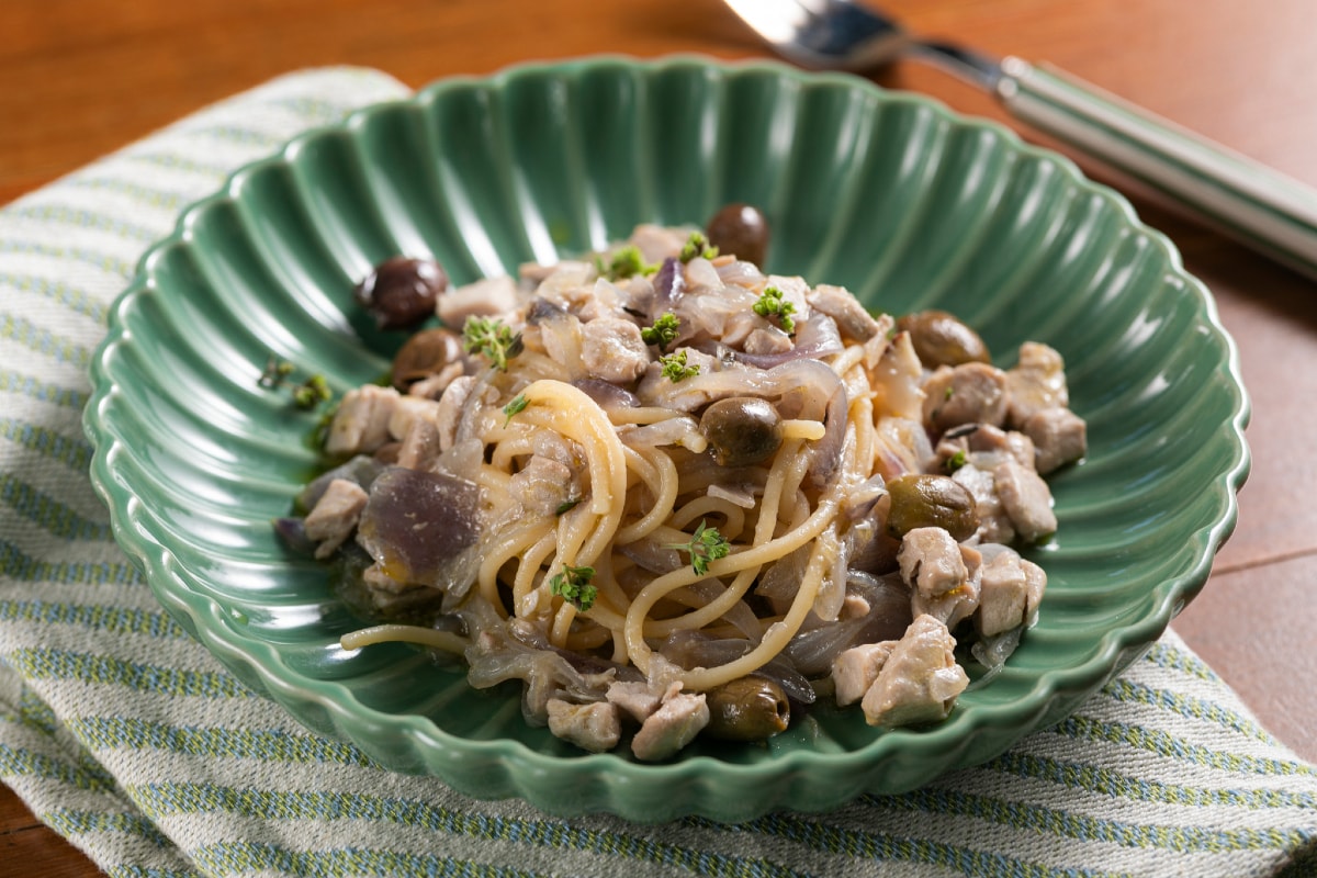 Massa com atum e cebola
