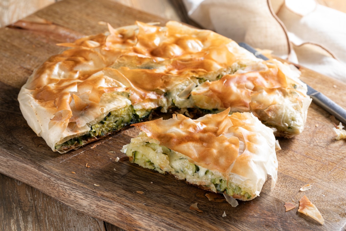 Torta salgada de massa filo na frigideira com abobrinha