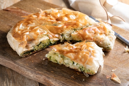 Torta salgada de massa filo na frigideira com abobrinha