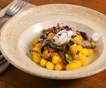 Nhoques com creme de abóbora, cogumelos e ricota