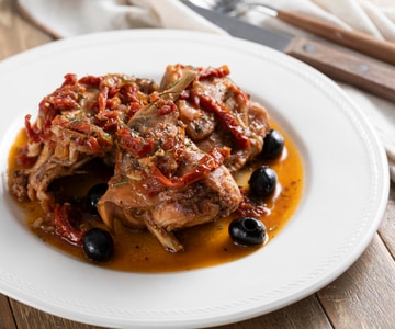 Coelho ensopado com azeitonas e tomates secos