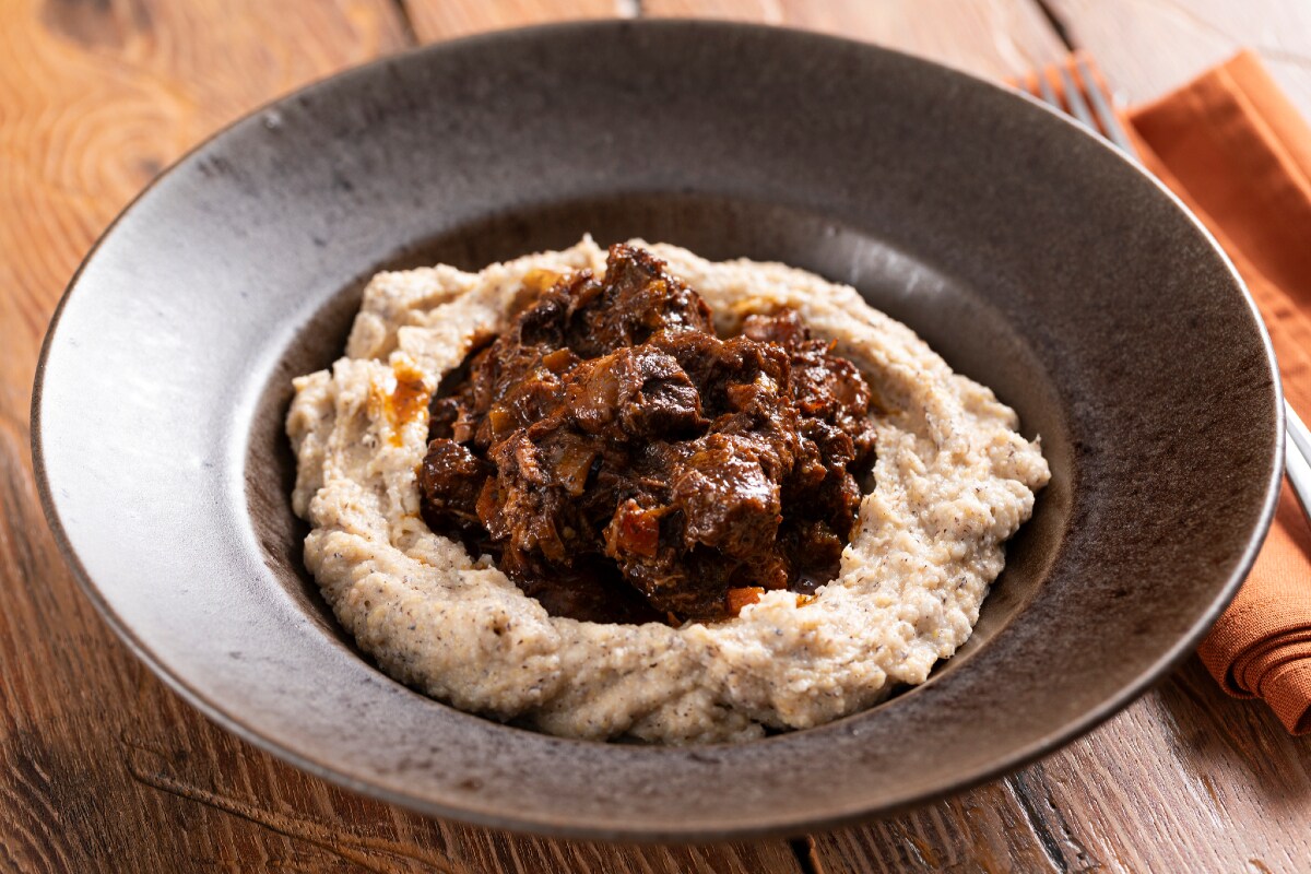 Ensopado de javali com polenta taragna