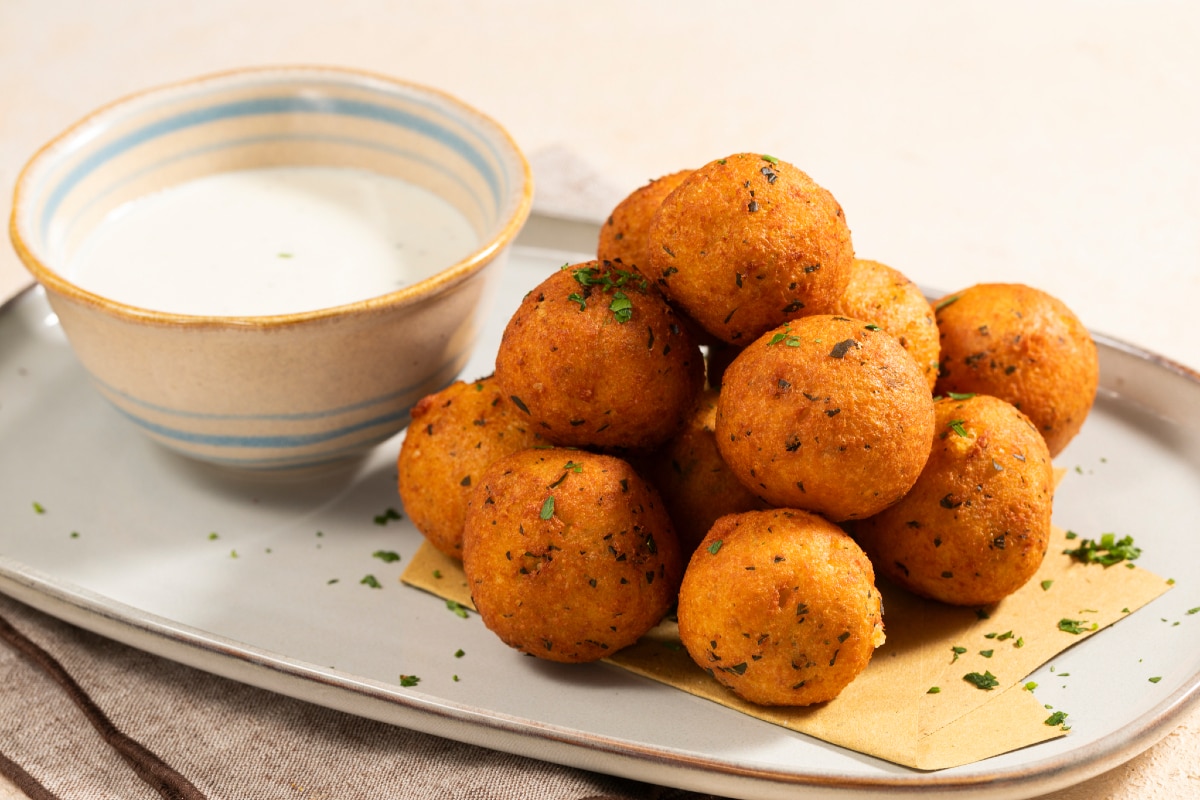 Bolinhos de queijo e pimenta com fonduta