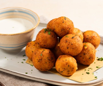 Bolinhos de queijo e pimenta com fonduta