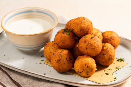 Bolinhos de queijo e pimenta com fonduta