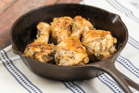Coxas de frango na frigideira