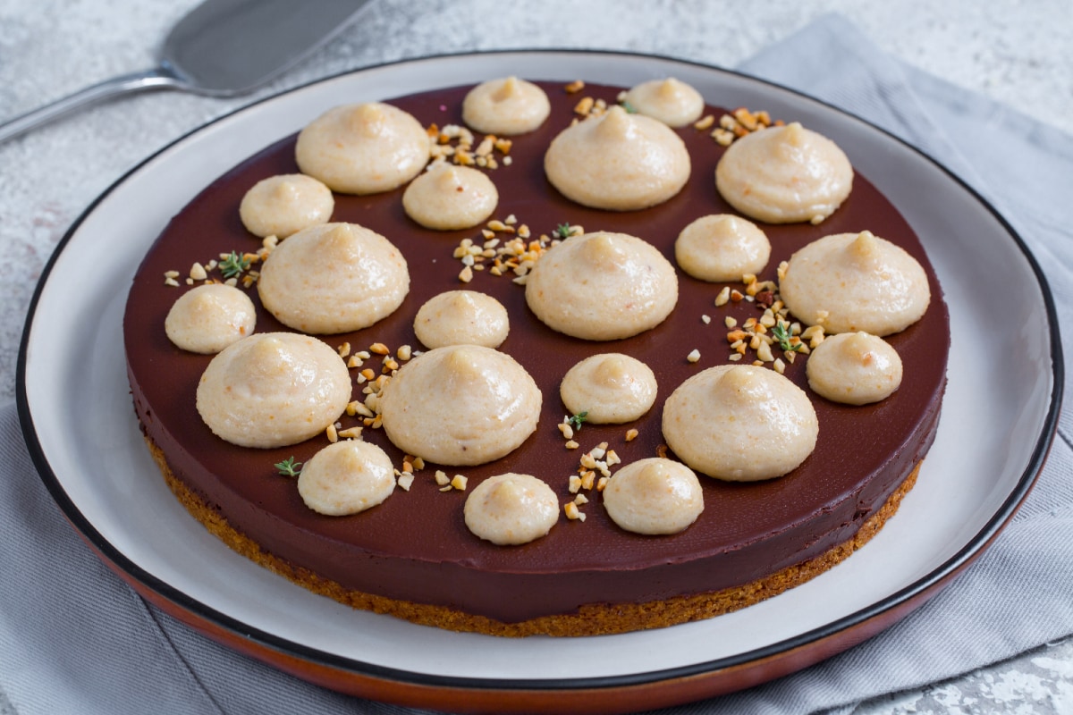 Torta de avelã, chocolate e caramelo salgado