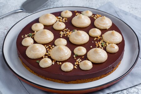 Torta de avelã, chocolate e caramelo salgado