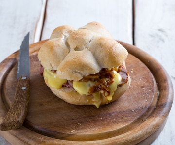Sanduíche com rosbife e cebolas caramelizadas