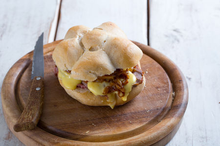 Sanduíche com rosbife e cebolas caramelizadas