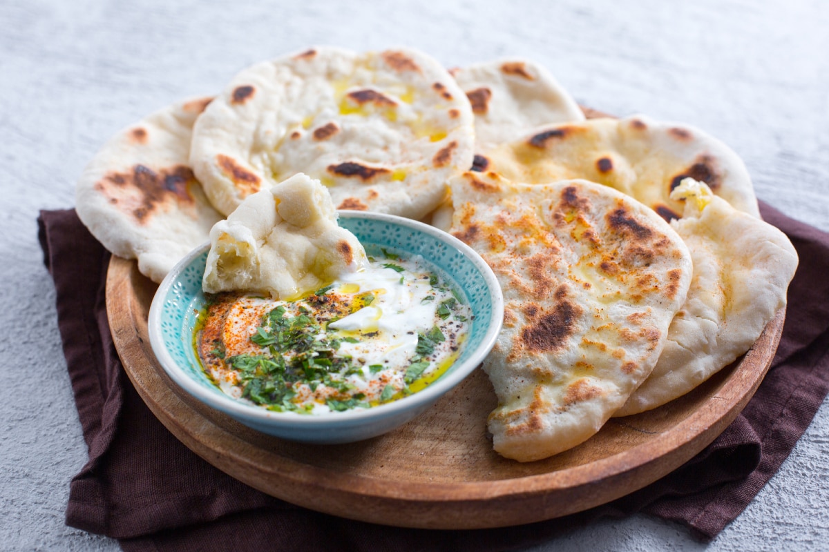 Pão naan com iogurte