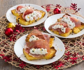 Canapé de panetone com robiola e culatello