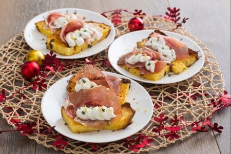 Canapé de panetone com robiola e culatello