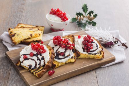 Bruschettas de panetone com gorgonzola e groselha
