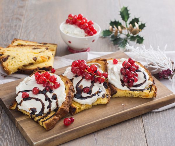 Bruschettas de panetone com gorgonzola e groselha