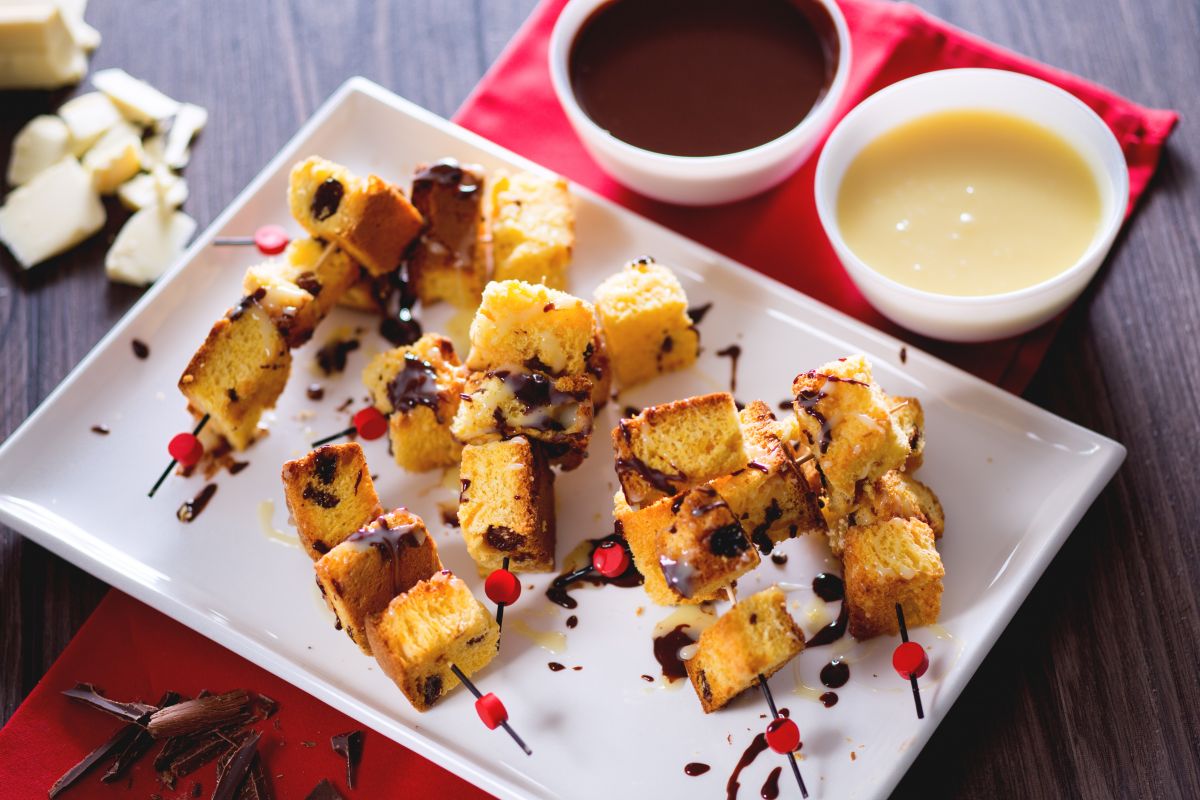 Espetinhos de panetone com fondue de dois chocolates