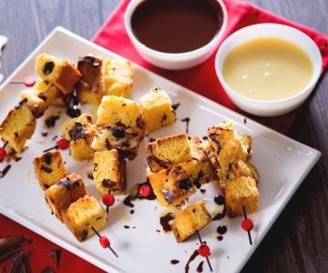 Espetinhos de panetone com fondue de dois chocolates