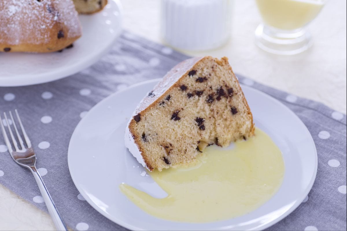 Pandoro com leite condensado e gotas de chocolate