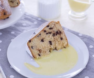 Pandoro com leite condensado e gotas de chocolate