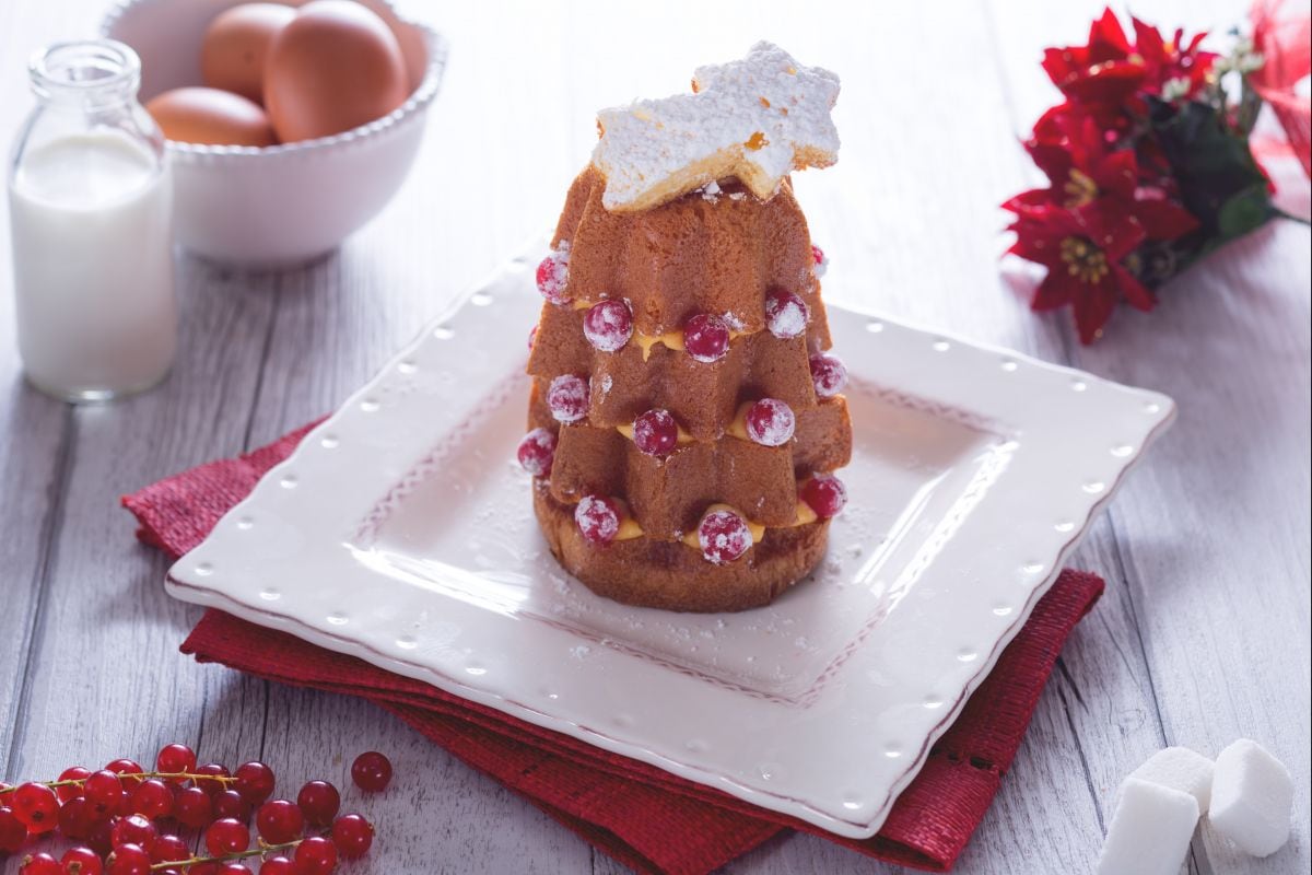 Arvorezinhas de pandoro com creme de confeiteiro e groselha
