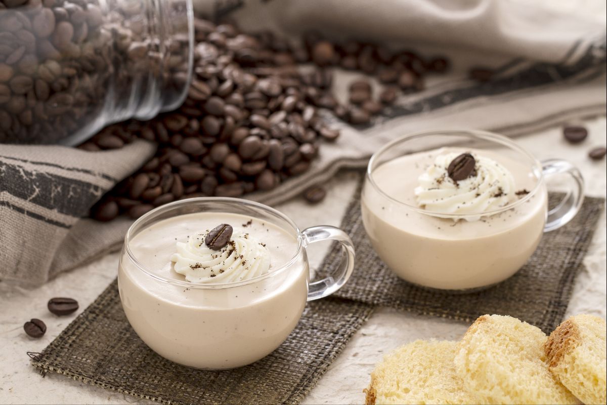 Copinhos de pandoro e café