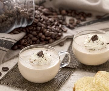 Copinhos de pandoro e café