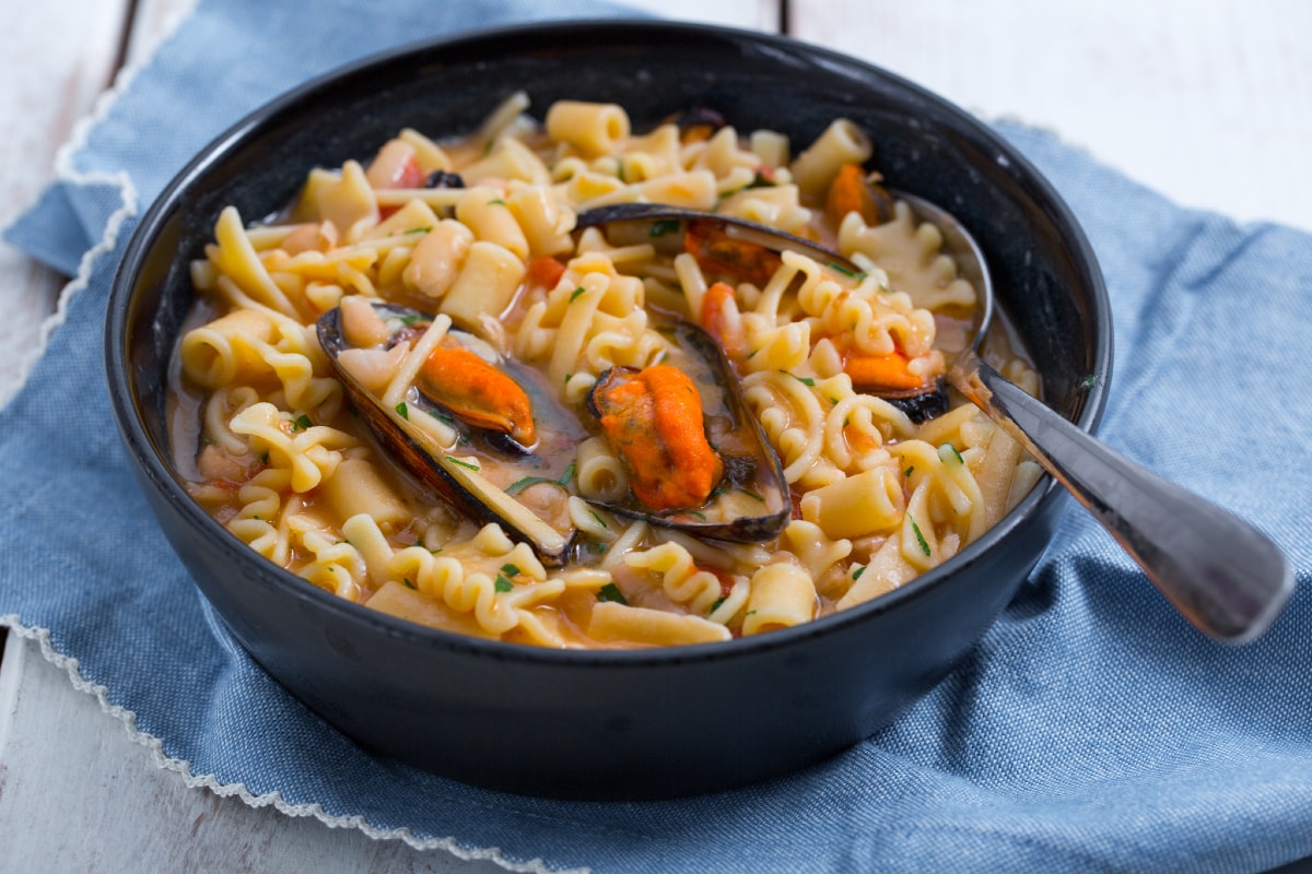 Pasta feijão e mexilhões