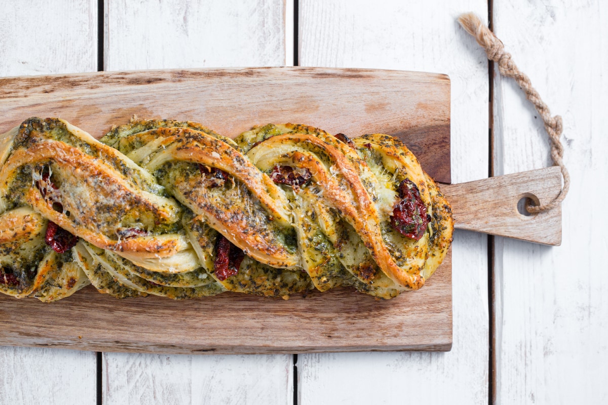 Trança com pesto e tomatinhos
