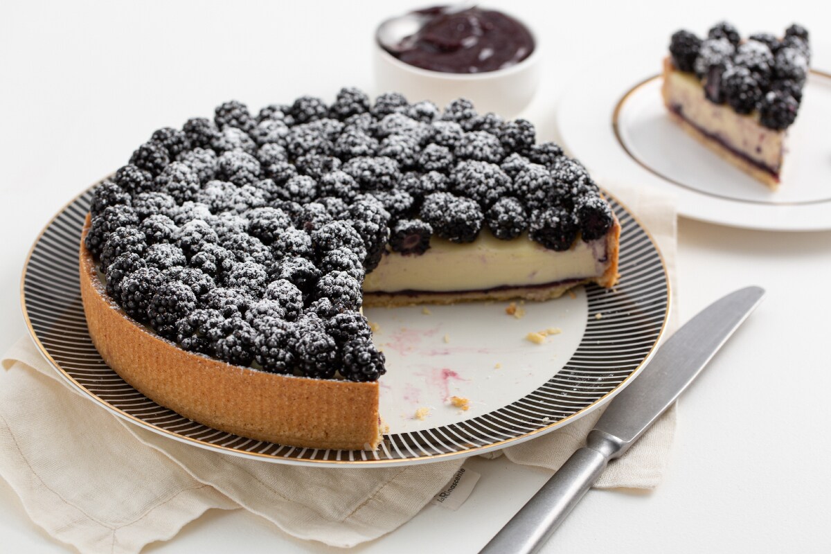 Torta de amora com ganache branca