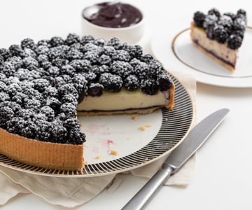 Torta de amora com ganache branca