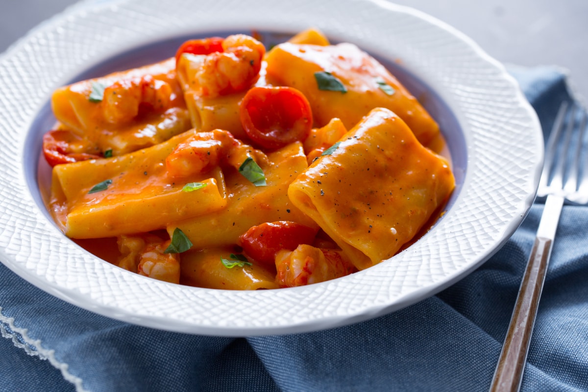 Paccheri com provolone e camarões