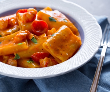 Paccheri com provolone e camarões