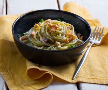 Espaguete com salmão e stracciatella ao manjericão