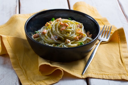 Espaguete com salmão e stracciatella ao manjericão