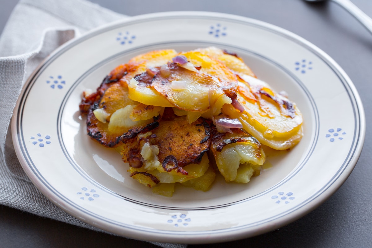 Batatas 'mpacchiuse com cebola
