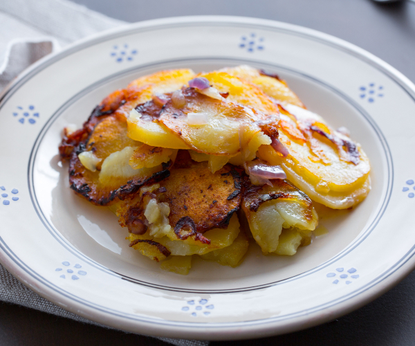 Batatas 'mpacchiuse com cebola