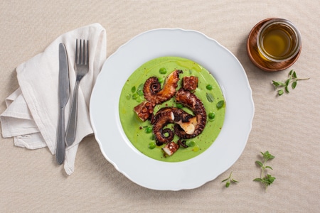 Polvo em creme de ervilhas e batatas