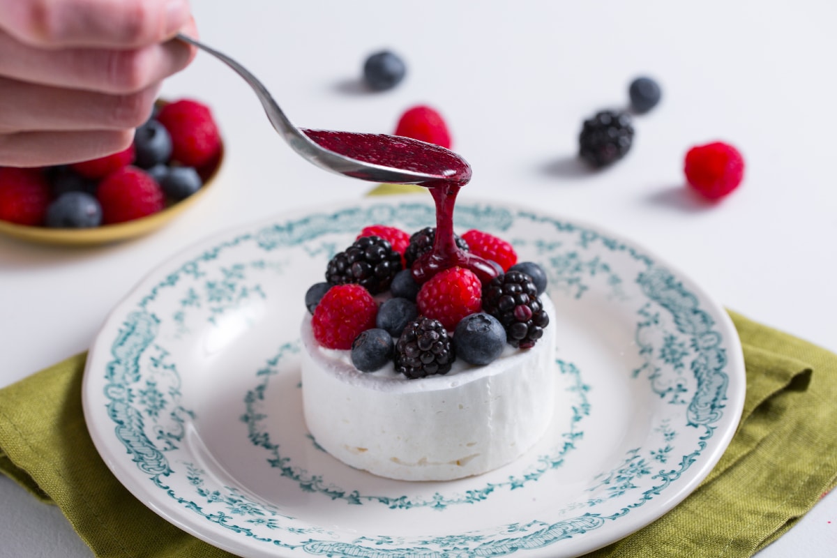 Pavlova com chantilly e frutas vermelhas