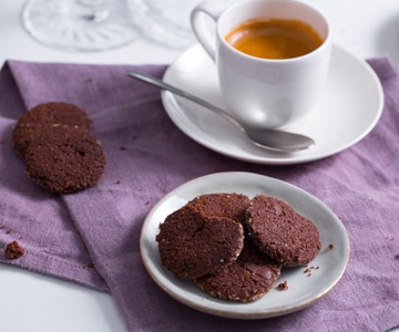 Biscoitos com chocolate amargo e sal rosa do Himalaia
