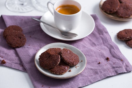 Biscoitos com chocolate amargo e sal rosa do Himalaia