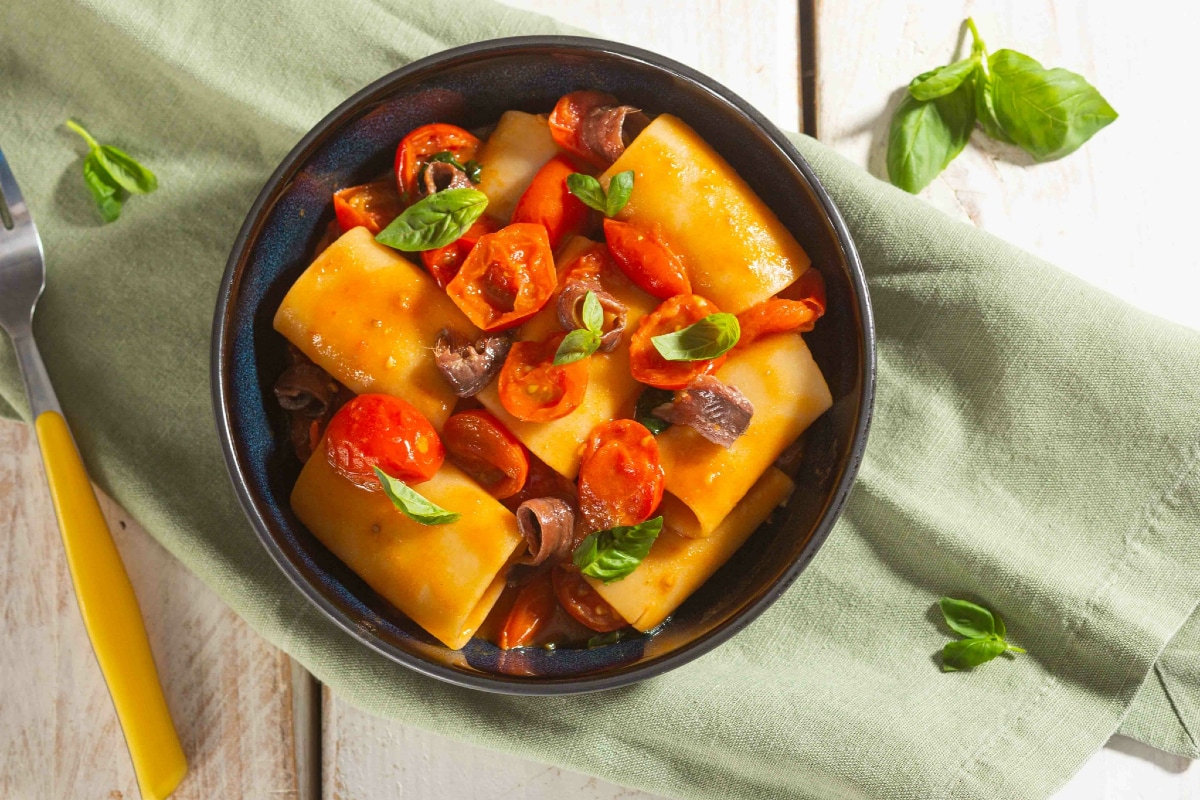 Paccheri com anchovas e tomatinhos