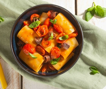 Paccheri com anchovas e tomatinhos