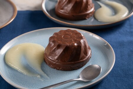 Pudim de chocolate e noz-moscada com coulis de maçã