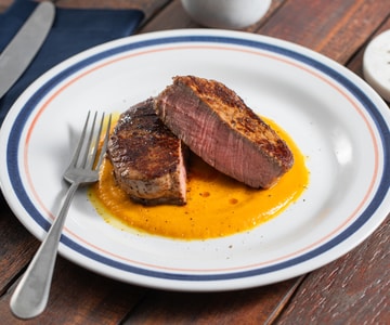 Filé de carne ao molho de pimenta com creme de abóbora