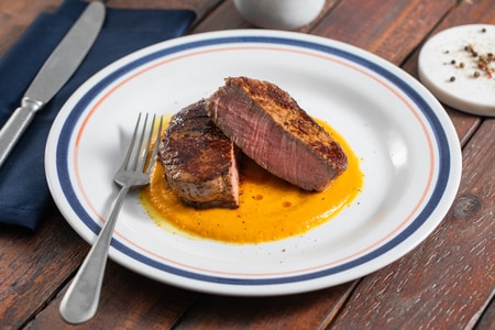 Filé de carne ao molho de pimenta com creme de abóbora