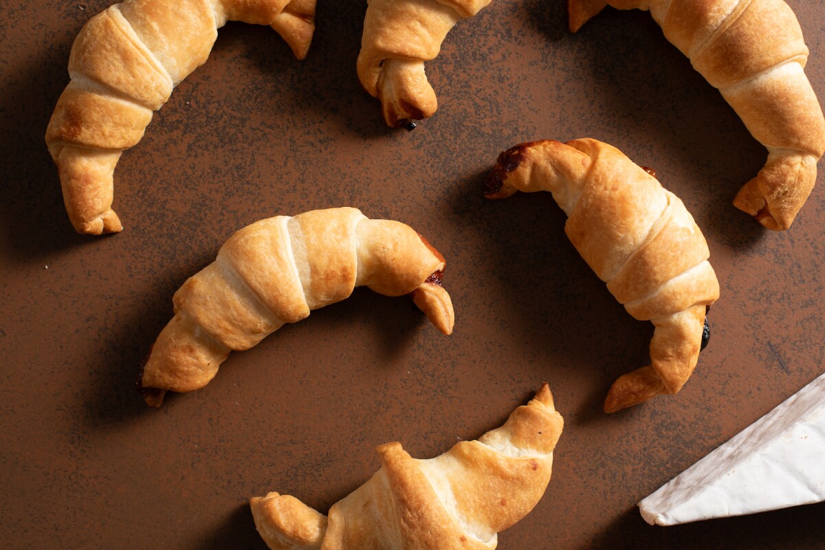 Croissants de massa folhada com pera e brie